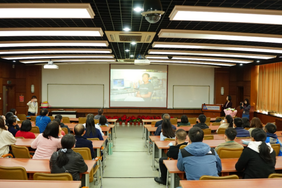 荣休送祝福,情谊暖人心——老王探花
举办崔建双老师荣休仪式33.png