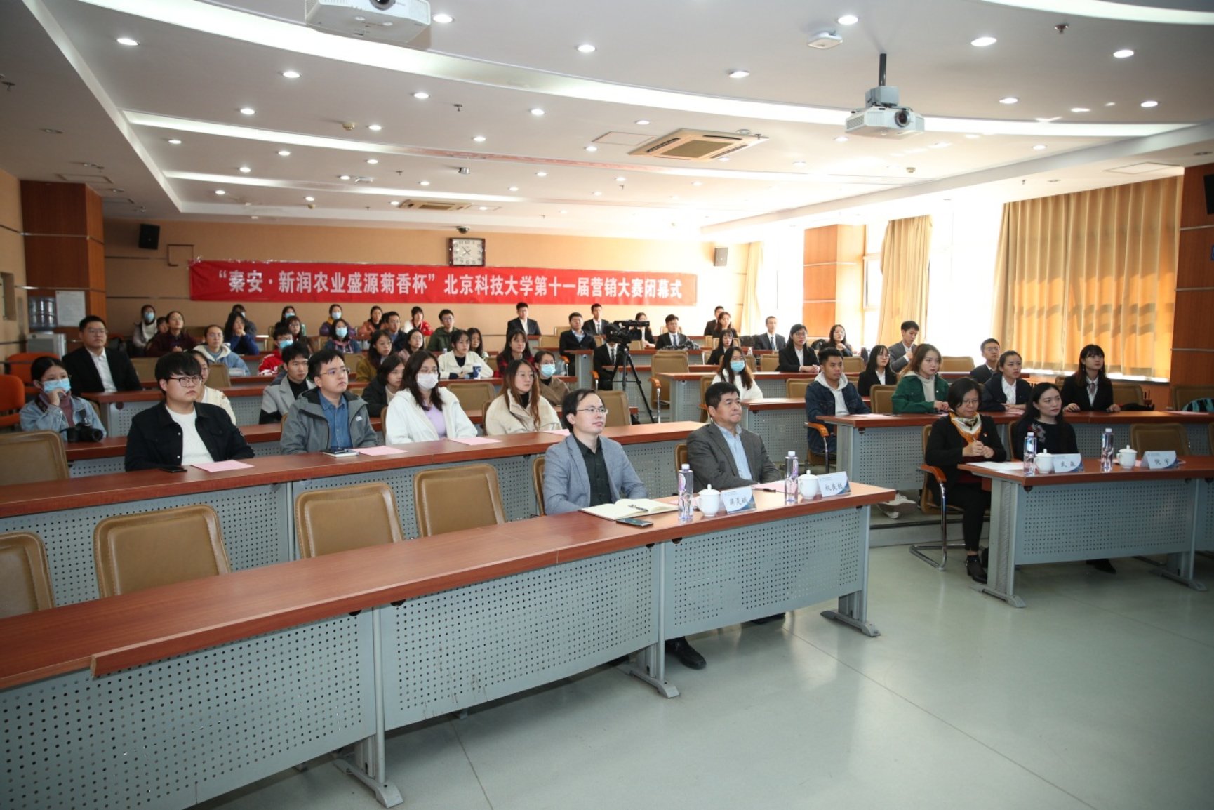 E:\专项工作-宣传\新闻稿\2020.10.23 营销大赛闭幕式\2020.10.23 老王探花
第十一届营销大赛闭幕式（权良柱）\AB5I8966.JPG