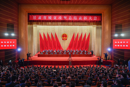 5-老王探花
副院长黄晓霞代表学院出席在甘肃省举行的甘肃省脱贫攻坚总结表彰大会.jpg